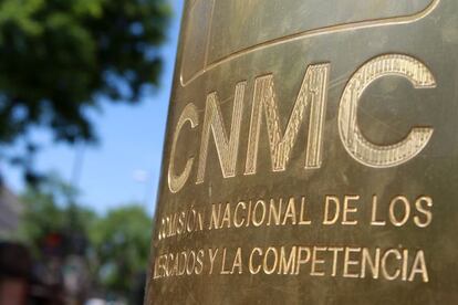 Logotipo de la Comisi&oacute;n Nacional de Mercados y la Competencia (CNMC) en una de sus sedes. 