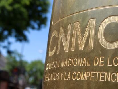 Logotipo de la Comisi&oacute;n Nacional de Mercados y la Competencia (CNMC) en una de sus sedes. 