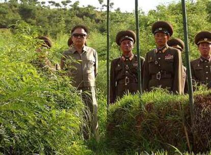 Fotografía distribuida por el Gobierno norcoreano, en la que Kim Jong-il inspecciona un centro militar.