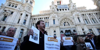 Un grupo de personas concentradas ante el Ayuntamiento en apoyo de Hazte Oír.