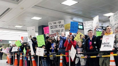 Manifestantes no aeroporto de Dulles, nos arredores de Washington.