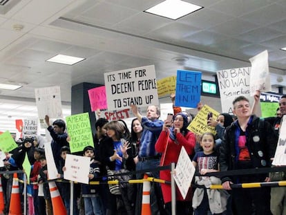 Manifestantes no aeroporto de Dulles, nos arredores de Washington.