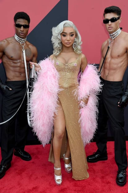 La youtuber Nikita Dragun optó por llevar a dos hombres como accesorio BDSM.