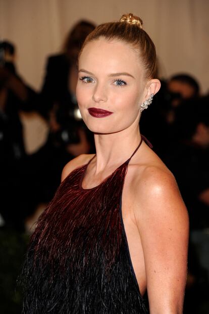 Kate Bosworth combina el color del vestido burdeos con sus labios, un tono muy intenso que aporta viveza a su rostro.