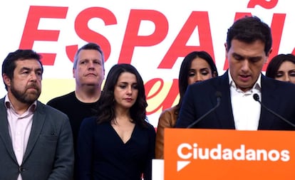 Albert Rivera (r) speaks to supporters after Sunday’s general election results came in.