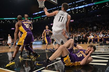 Pau Gasol, de Los Ángeles Lakers, cae al suelo en el partido contra los Nets de Brooklynm, cuando marcaba al pívot cubano estadounidense Brook López.