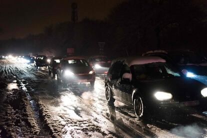 Entre 1.500 y 2.000 personas resultaron bloqueadas en la carretera D444, al suroeste de la capital. Según las autoridades francesas, este miércoles, la vía seguía en proceso de evacuación.