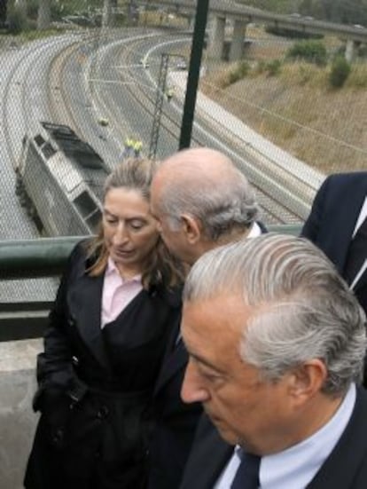 La ministra de Fomento, Ana Pastor, el ministro del Interior, Jorge Fern&aacute;ndez y el presidente de Renfe, Julio Gonz&aacute;lez.