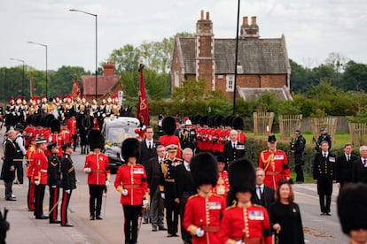 El coche fúnebre que lleva el ataúd de la reina Isabel II, envuelto en el estandarte real con la corona imperial, el orbe y el cetro del soberano, transita por Albert Road, Windsor, en su viaje a la Capilla de San Jorge en el Castillo de Windsor. 