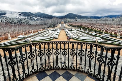 Vista desde el dormitorio de los reyes de los jardines del Palacio Real de la Granja, con las montañas de la sierra de Guadarrama al fondo, el 26 de marzo.