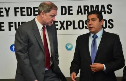 John Lott y Jorge Luis Preciado, del PAN, en el Senado.