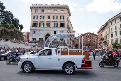El papamóvil, con el féretro del papa Francisco, camino de Santa María la Major. 