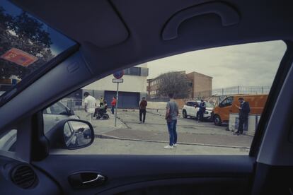 Varias personas hacen cola, guardando la distancia social, en el exterior de una oficina de correos de la barriada de San Pablo, el 20 de abril.