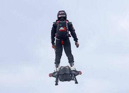 El inventor y piloto francés de motos acuáticas Franky Zapata marcó el año pasado un récord de ciencia ficción: recorrió 2.252 metros subido en una tabla voladora, pulverizando la marca anterior del canadiense Catalin Alexandru Duru de 275 metros. ¿A bordo de qué ingenio se elevó por los aires Zapata? De uno de su propia invención, el Flyboard Air, un patín-prototipo de uso no comercial que se sirve de cuatro motores de queroseno de 250 cv y otros dos a modo de estabilizadores para surcar los aires. Su prohibitivo precio es de 250.000 euros. Zapata, como se puede ver en varios vídeos de Youtube con millones de visitas, sigue perfeccionando en la actualidad su creación.