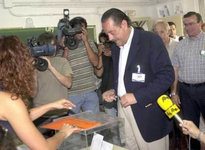 Julián Muñoz vota en las elecciones de 2003.