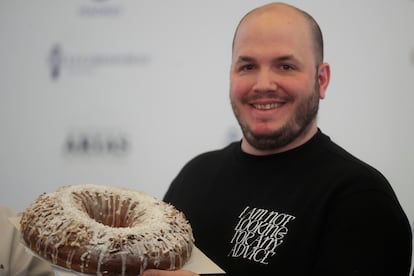 Alajendro Garcia Lázaro, de la pastelería Umiko, sostiene el roscón ganador del VI Campeonato Mejor Roscón de Madrid