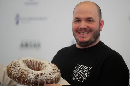 Alajendro Garcia Lázaro, de la pastelería Umiko, sostiene el roscón ganador del VI Campeonato Mejor Roscón de Madrid