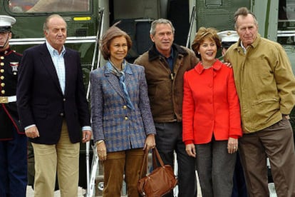 Don Juan Carlos, doña Sofía, George W. Bush, su esposa, Laura, y el ex presidente George Bush, en Crawford.