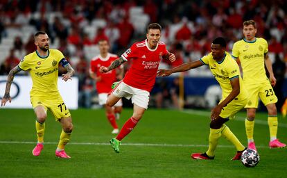 Alejandro Grimaldo con el balón durante el partido entre el Benfica y el Inter, este martes.