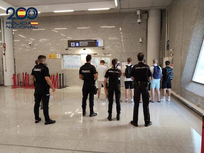 Momento de la detención de los nueve jóvenes turistas holandeses, este domingo en el aeropuerto de Palma.
