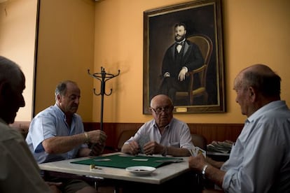 Salustiano, Larios, Antonio y Jos&eacute; echando la partida en el casino San Fernando de Tomelloso.