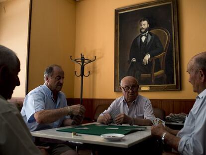 Salustiano, Larios, Antonio y Jos&eacute; echando la partida en el casino San Fernando de Tomelloso.