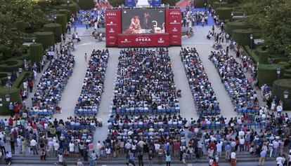 Más de mil espectadores vieron 'I puritani', en la madrileña plaza de Oriente.