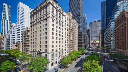 Un hotel de lujo operado por Iberostar y ubicado en el edificio Murray Hill, de estilo neoclásico y construido en 1928. Está situado en la prestigiosa zona neoyorquina de Park Avenue. El precio de la transacción, cerrada en 2016, fue de unos 67,6 millones de dólares (alrededor de 61 millones de euros).