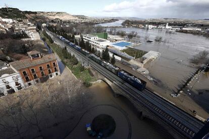 Aspecto que presenta el río Ebro ya desbordado que entra en las calles del Casco Viejo de Tudela.