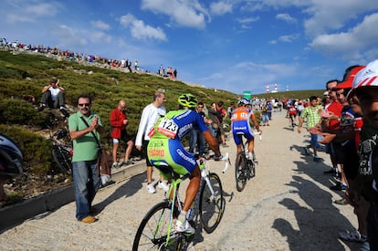Ciclistas de La Vuelta a España en 2012 ascienden al Alto de Guarramillas, en la madrileña Sierra de Guadarrama. 