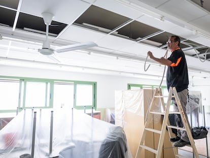 Operarios instalan el aire acondicionado en la escuela Els Llorers de Barcelona, el pasado jueves.