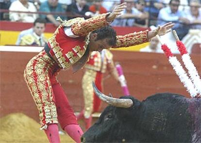 Antonio Ferrera coloca un par de banderillas, ayer, en Valencia.