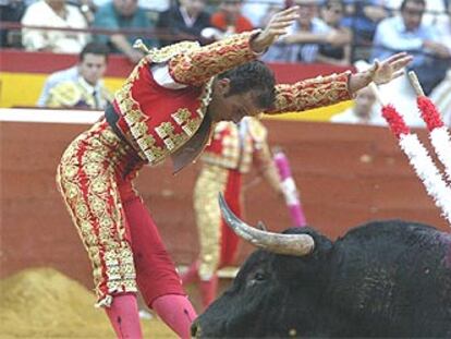 Antonio Ferrera coloca un par de banderillas, ayer, en Valencia.
