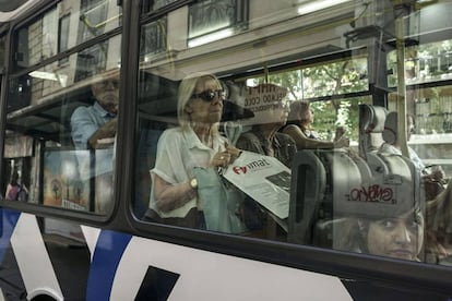 Una mujer viaja en autobus en Buenos Aires.