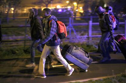 En total, entre 6.000 i 8.000 persones són a l'anomenada 'Jungla' de Calais, segons les autoritats, que preveuen que l'operació duri una setmana.