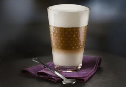 Prepare espuma de leche con el <i>Aeroccino</i> (el accesorio para espumar de <b>Nespresso</b>) o la boquilla de vapor de su máquina Nespresso y sírvala en un vaso grande (de 340 mililitros). Prepare una cápsula de <i>Arpeggio Decaffeinato</i> o <i>Volluto Decaffeinato</i> y viértalo encima.