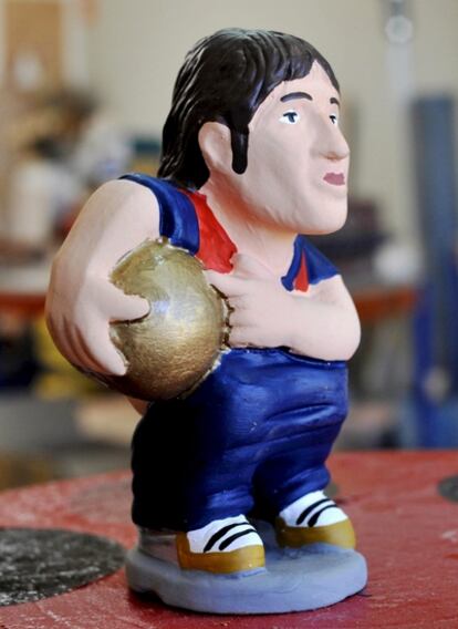 Leo Messi con el Balón de Oro en las manos.