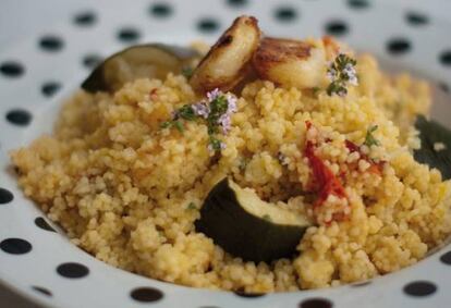 Esta ensalada de cuscús es ideal para comer en arena y en césped