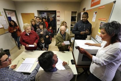 Cues per votar a la consulta.