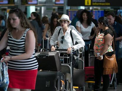 Pasajeros en el aeropuerto de El Prat.