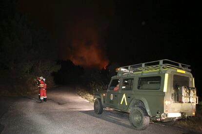 La UME aporta 48 efectivos y seis autobombas para intentar sofocar un incendio que supera las 80 hectáreas 