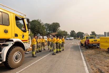 Bomberos preparándose para trabajar en el incendio en Béjar (Salamanca)