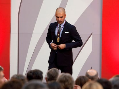 Medalla de honor, en la categoria de oro, del Parlament de Catalunya al entrenador del Barcelona Josep Guardiola.