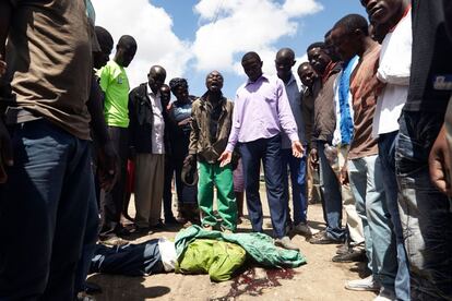 Opositores partidarios del Kenia National Super Alliance (NASA) rodean el cuerpo de una persona presuntamente ejecutada durante enfrentamientos con la policía.