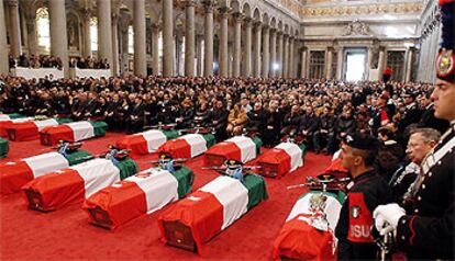 Los féretros de los italianos muertos en Irak, durante el servicio fúnebre celebrado ayer en la basílica de San Pablo Extramuros.