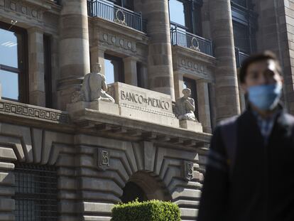 Un hombre camina frente a las oficinas centrales del Banco de México, en Ciudad de México.