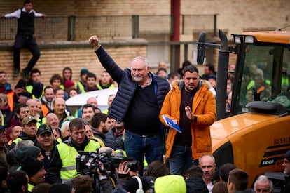 Los representantes hablan a los agricultores concentrados frente a la Consejería de Medio ambiente y Rural del Gobierno de Navarra, tras una reunión con el consejero, a 9 de febrero, en Pamplona.