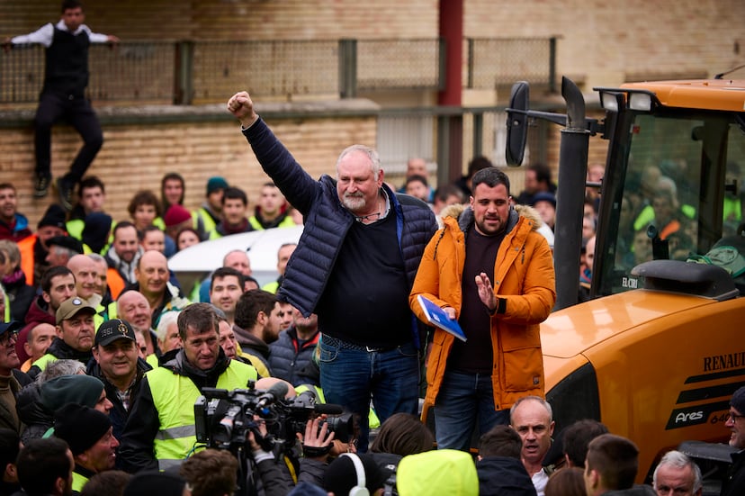 La protesta de los agricultores se desborda con el bloqueo de centros ...