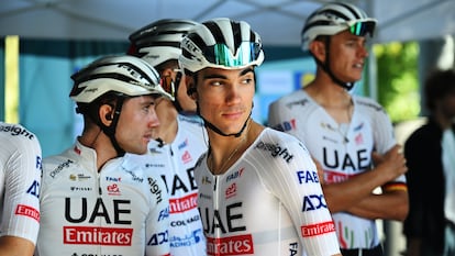 Juan Ayuso, en septiembre pasado, con sus compañeros del UAE.