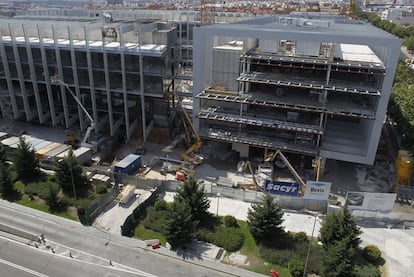 Fachada de la nueva sede de Repsol YPF que construye Sacyr en la calle Méndez Álvaro de Madrid.